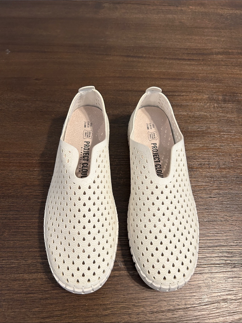 Project cloud memory foam women’s SZ 8 Slip-On Perforated Casual Shoes in Cream.